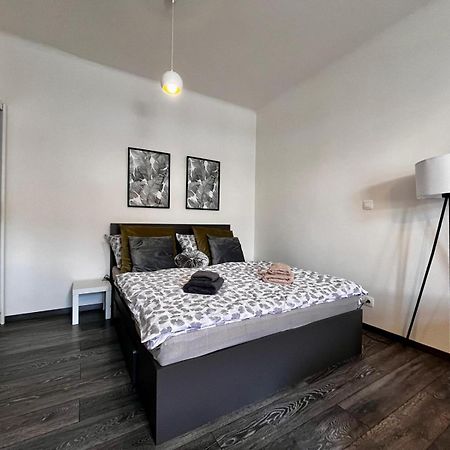 Air Conditioned Apartment 5 Min To Railway Station - Old Town Bratislava Buitenkant foto